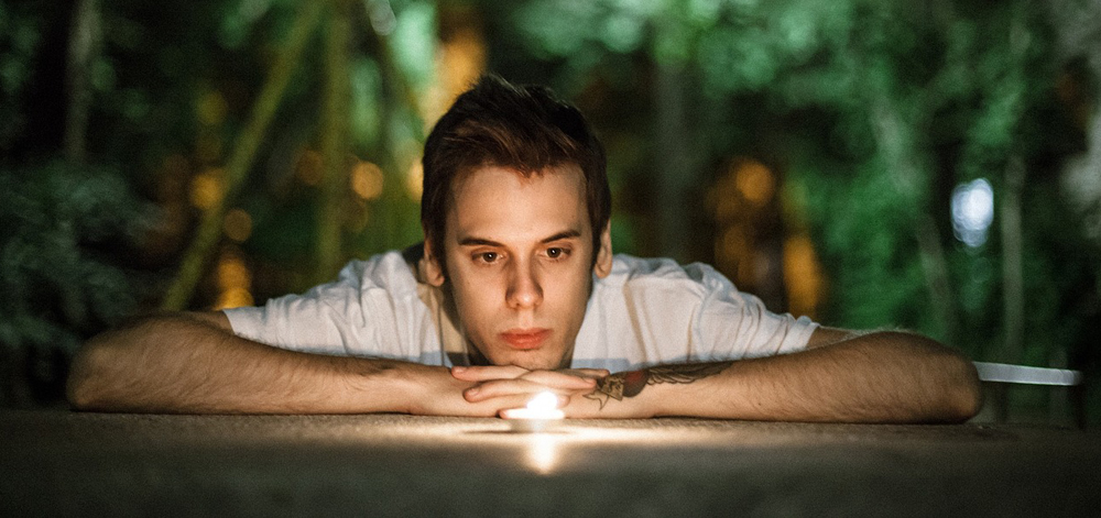 Denně máme asi šedesát tisíc myšlenek. Nemůžeme se soustředit na všechny. Vybíráme si. Čeho si všímáme, to tvoří náš život. Nicméně to, co tvoří náš život, můžeme změnit výběrem jiné myšlenky.
