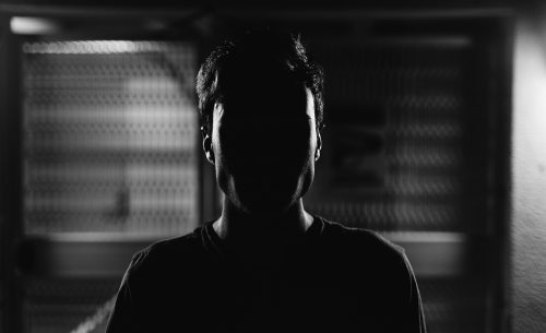 Jaké světlo vneseš do své tmy? Na co pozitivního si vzpomeneš? K ukládání jakých vzpomínek vlastně používáš paměť? Čeho si na událostech více všímáš – toho dobrého, nebo špatného?