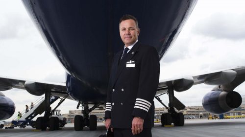 Steve Allright pod trupem Airbusu 767 na londýnském letišti Heathrow