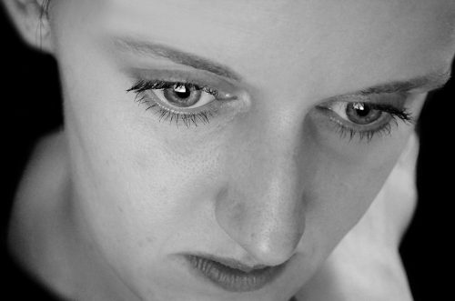 Manželka věří, že se muž vrátí. Milenka věří, že muž odejde. Obě si ale neuvědomují, že hybatelkami muže jsou ony.